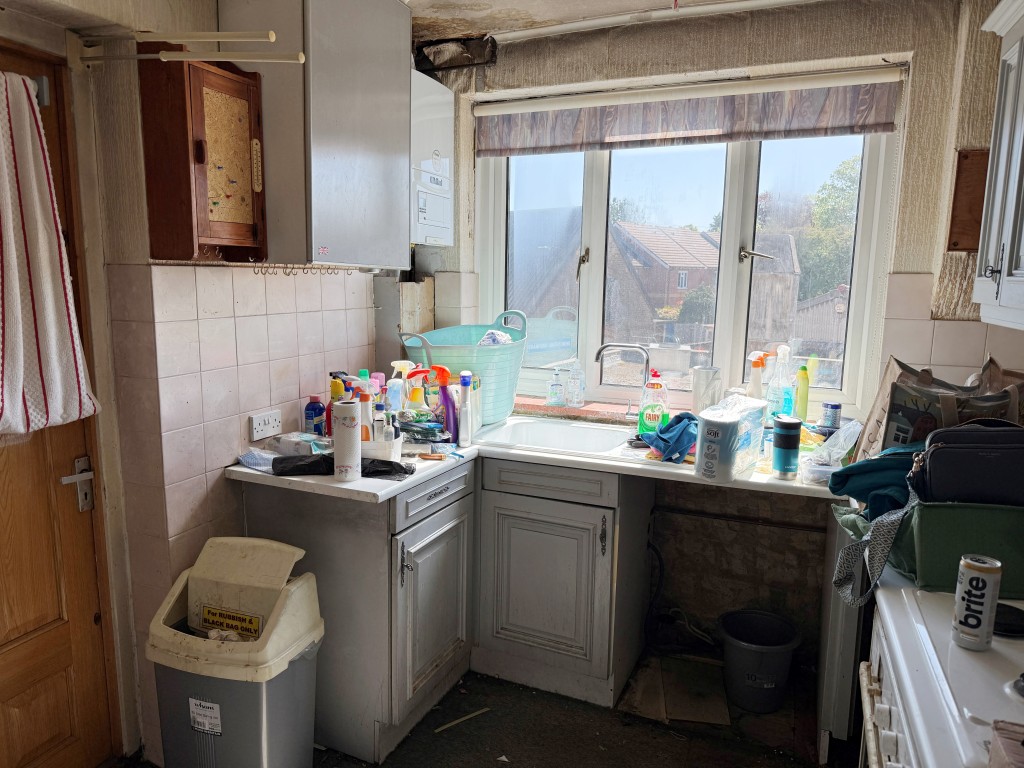 Lot: 133 - MAISONETTE IN NEED OF UPDATING WITH POTENTIAL TO SUB-DIVIDE - Kitchen